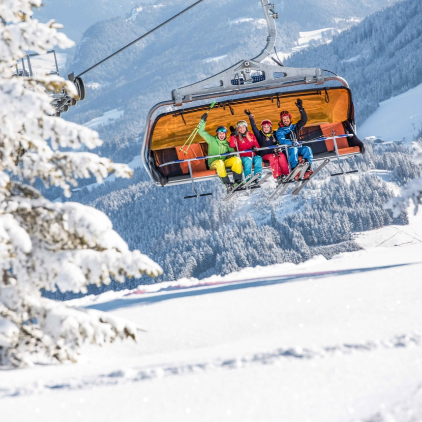 Freunde im Skiurlaub auf modernsten Liftanlagen © Flachau Tourismus