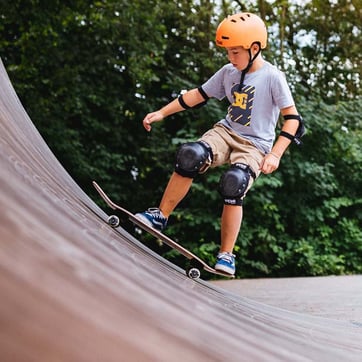 Kind beim Skateboarden